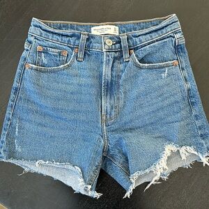 Like New Abercrombie 4” High Rise Mom Short